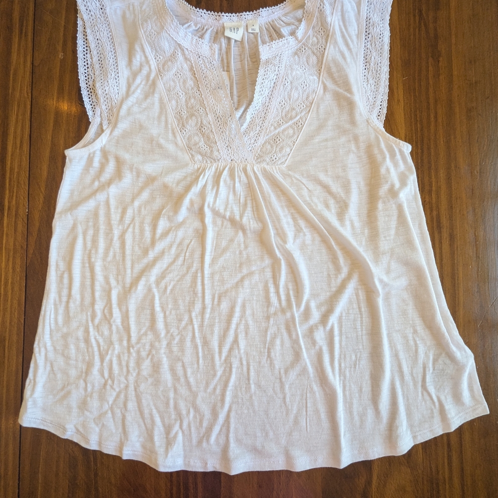 NWT GAP Size Small White Cotton Sleeveless Top With Lace Trim Detail